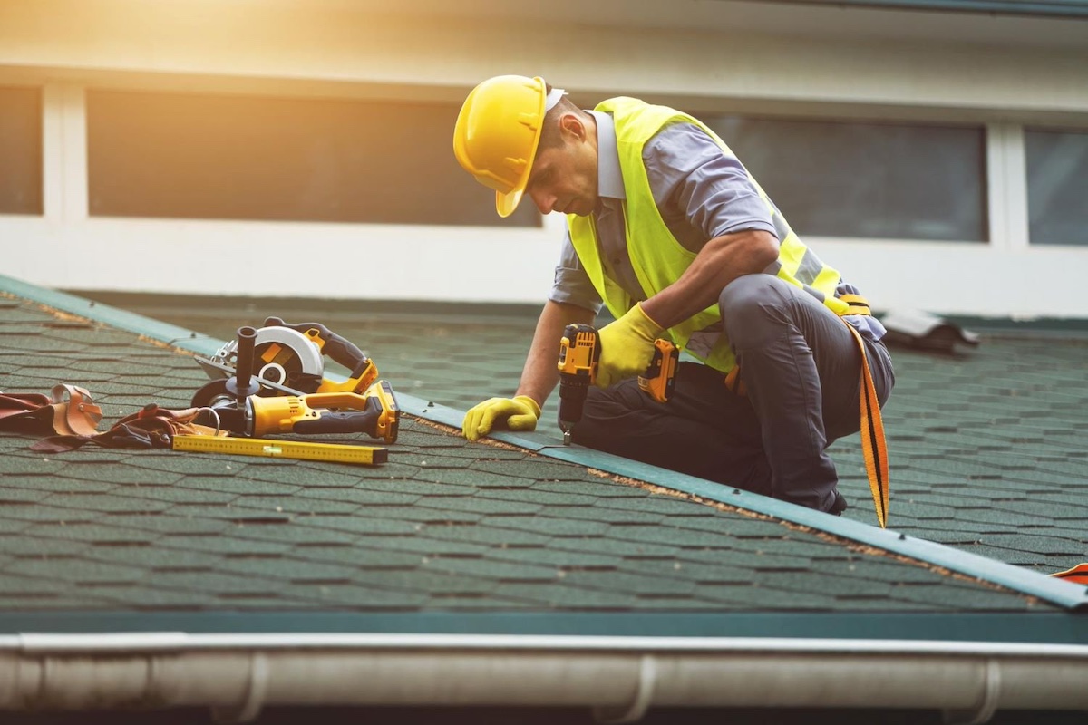 DIY vs. Professional Roof Repairs: What’s the Right Choice for You? hero image